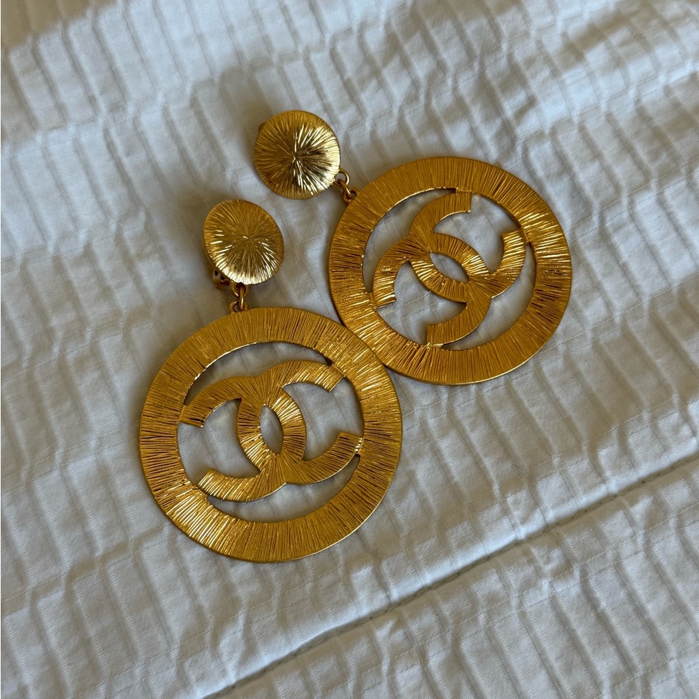 Chanel Vintage CC Gold Clip On Earrings - Picture 3 of 7